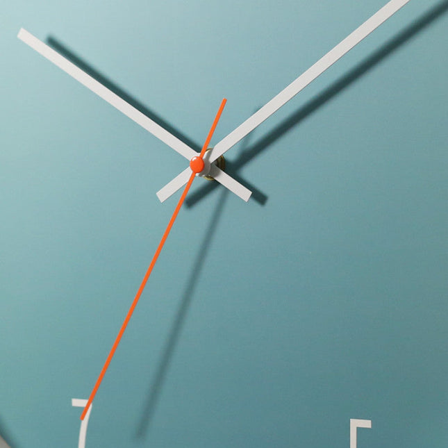 Runde skandinavische Wanduhr in Blau