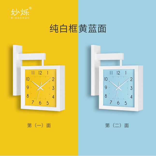 Quadratische Wanduhr aus hellem Holz