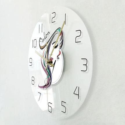Elegante Wanduhr für den Schönheitssalon