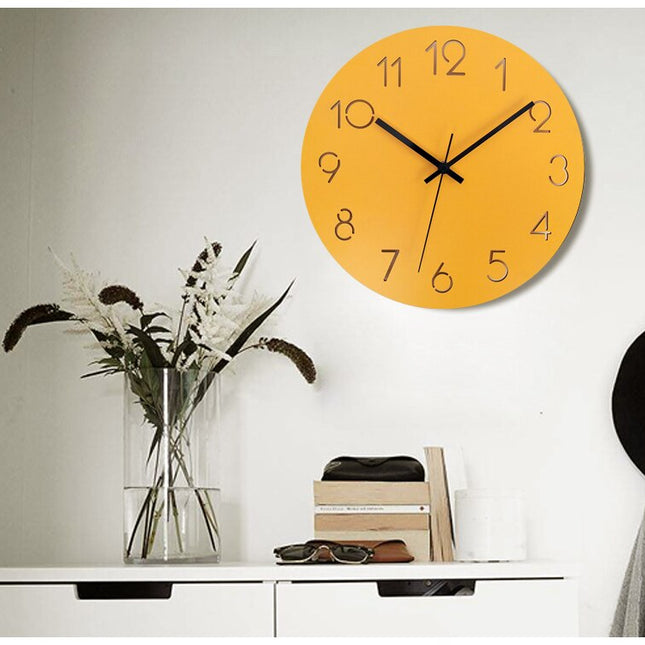 Moderne schlichte Wanduhr für die Küche