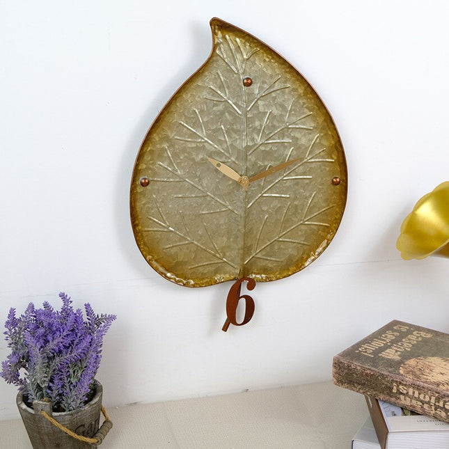 Dekorative Wanduhr in Ahornblatt Form