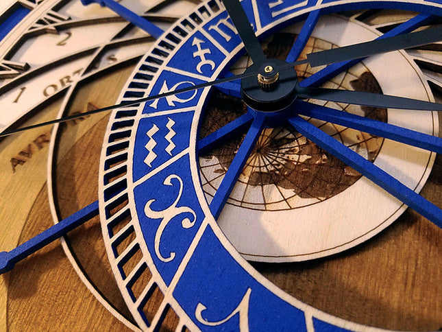 Astronomische Wanduhr aus Holz Blau
