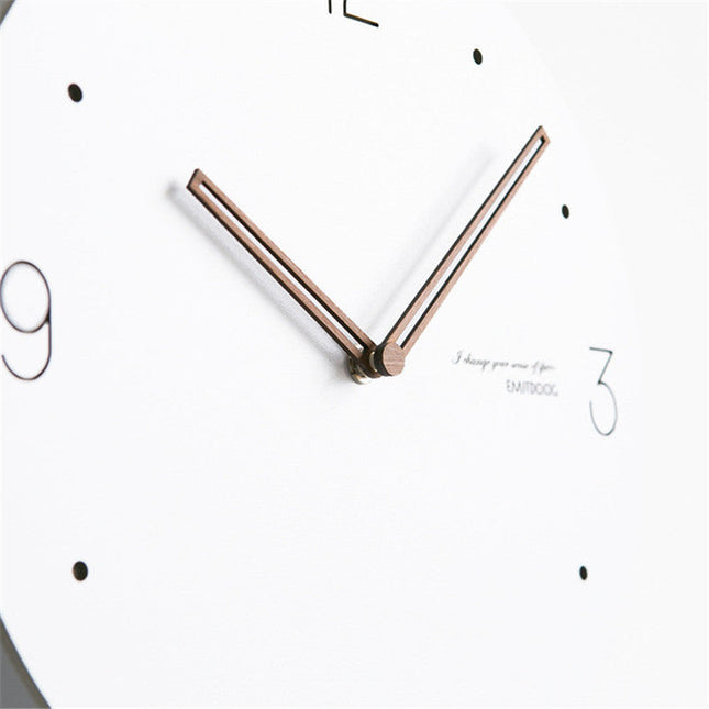 Minimalistische skandinavische Wanduhr leise