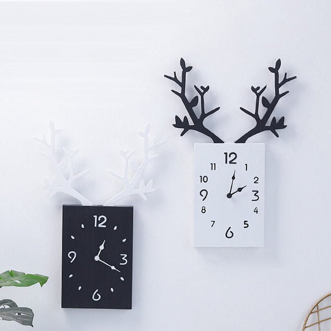 Moderne Wanduhr mit Geweih Design