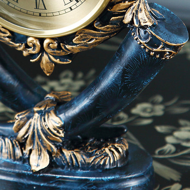 Elegante goldene Tischuhr im Vintage-Stil