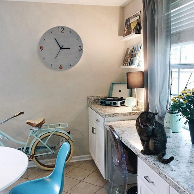 Graue Wanduhr aus Beton & Holz