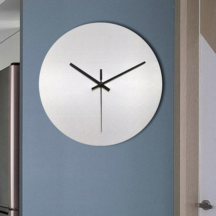 Moderne Wanduhr aus gebürstetem Metall