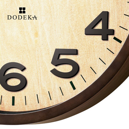 Klassische Wanduhr aus Holz mit Glas