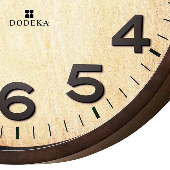 Klassische Wanduhr aus Holz mit Glas