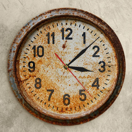 Retro Wanduhr im rostigen Industrie-Stil