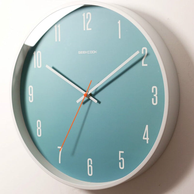 Runde skandinavische Wanduhr in Blau