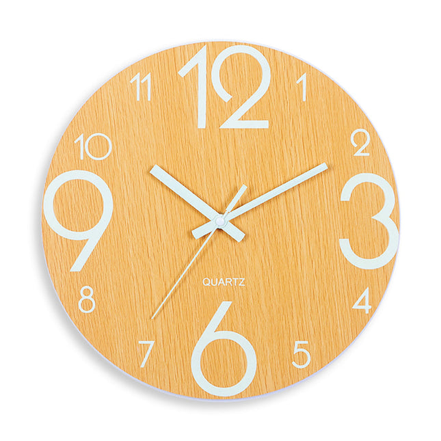 Leise Holzwanduhr mit Leuchtziffern