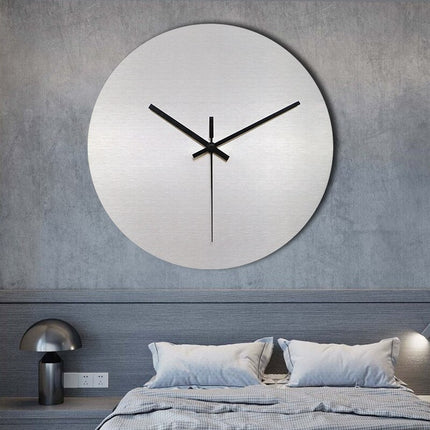 Moderne Wanduhr aus gebürstetem Metall