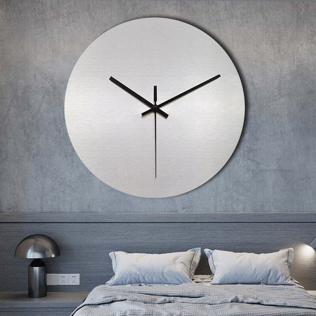 Moderne Wanduhr aus gebürstetem Metall