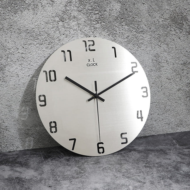 Schlichte Wanduhr aus Aluminium modern