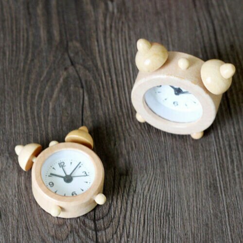 Analoger Retro Wecker aus hellem Holz