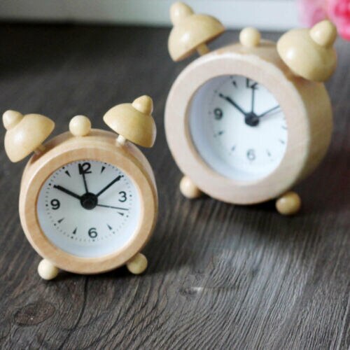 Analoger Retro Wecker aus hellem Holz