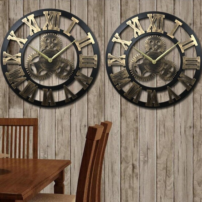 Große Wanduhr mit sichtbaren Zahnrädern