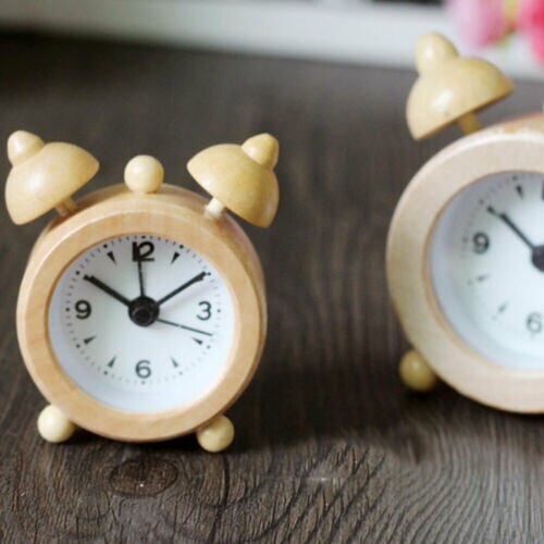 Analoger Retro Wecker aus hellem Holz