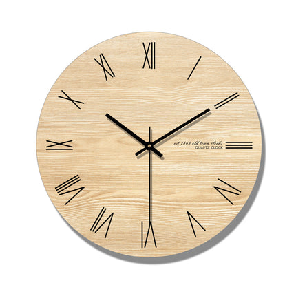 Schlichte runde Wanduhr aus hellem Holz