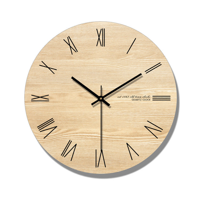 Schlichte runde Wanduhr aus hellem Holz