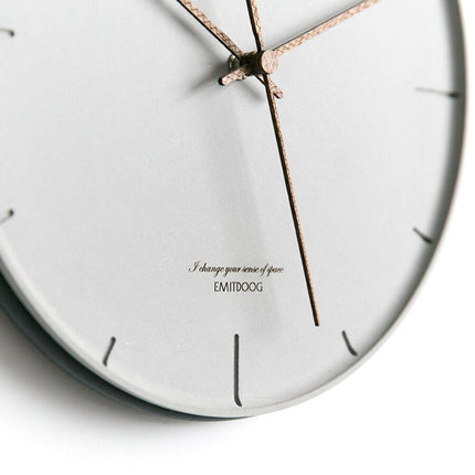 Minimalistische graue Wanduhr schlichtes Design