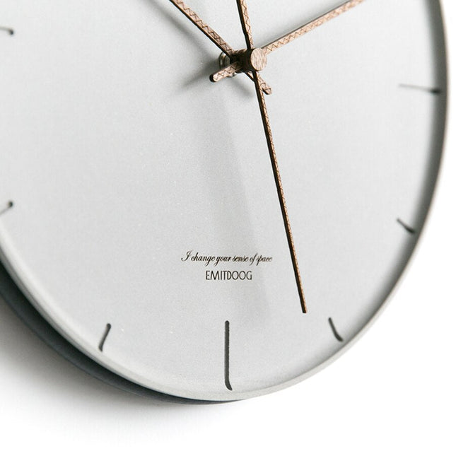Minimalistische graue Wanduhr schlichtes Design