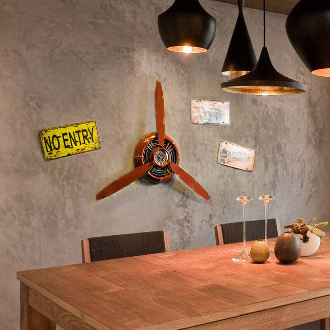 Originelle Wanduhr in Propeller Form