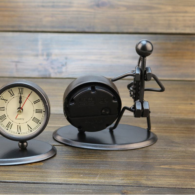 Tischuhr mit Musiker-Figur aus Eisen