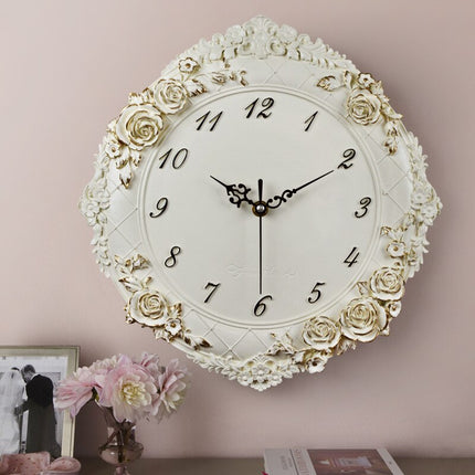 Barocke Wanduhr mit filigranen Rosen