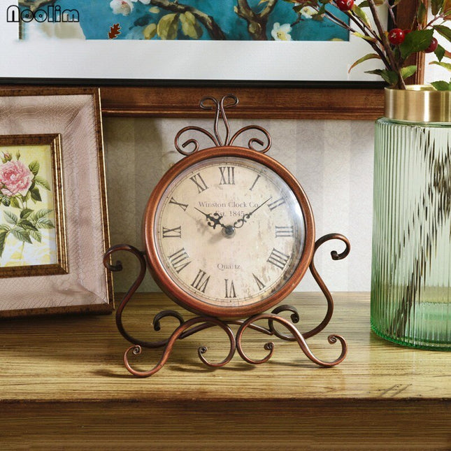 Klassische Vintage Tischuhr mit Metallgestell