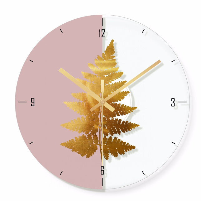 Moderne Wanduhr mit goldenem Blattmotiv