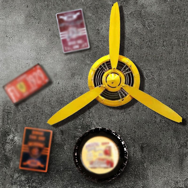 Wanduhr im Design eines Flugzeugpropellers