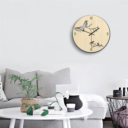 Wanduhr aus Holz mit Vogelmotiv