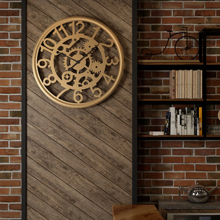 Industrielle Wanduhr mit offenem Uhrwerk