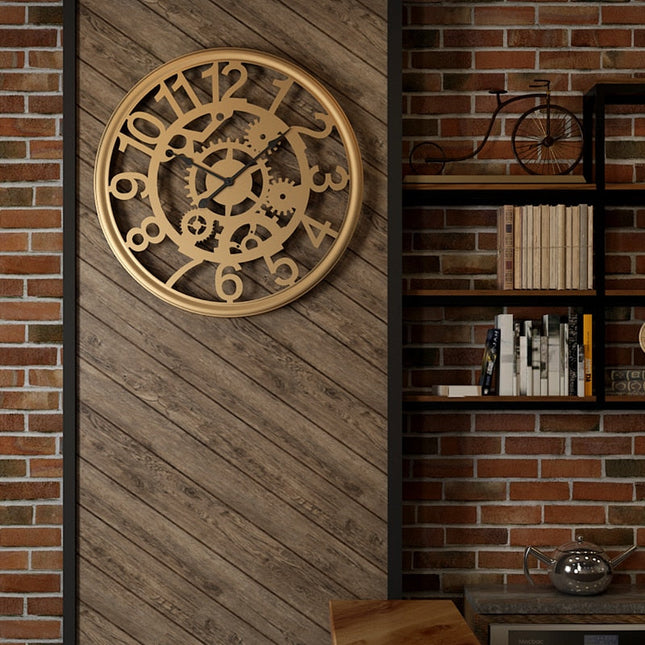 Industrielle Wanduhr mit offenem Uhrwerk