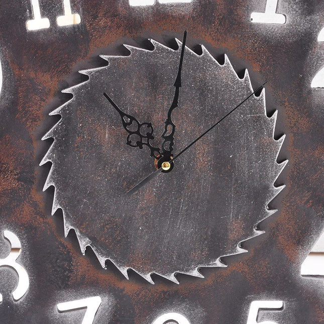 Wanduhr im Sägeblatt-Design für Werkstatt