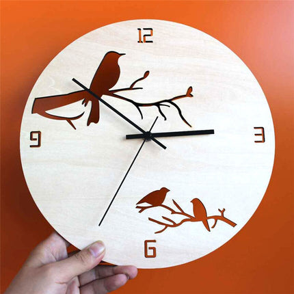 Wanduhr aus Holz mit Vogelmotiv