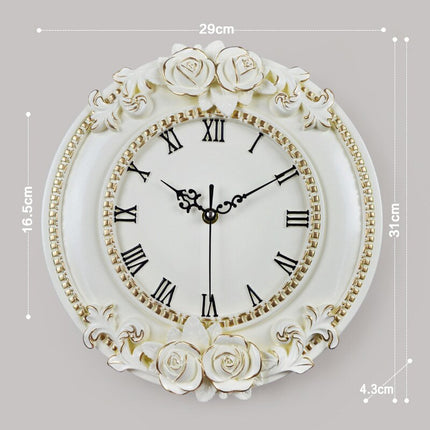 Barocke Wanduhr mit filigranen Rosen