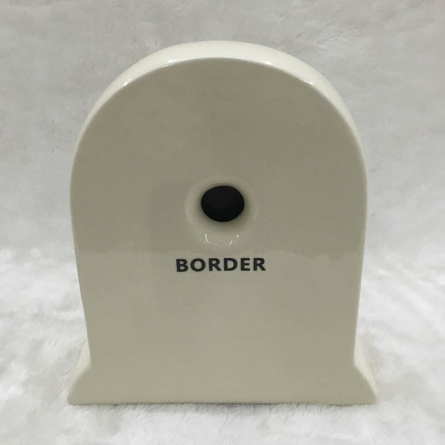 Weiße klassische Tischuhr mit Golddekor