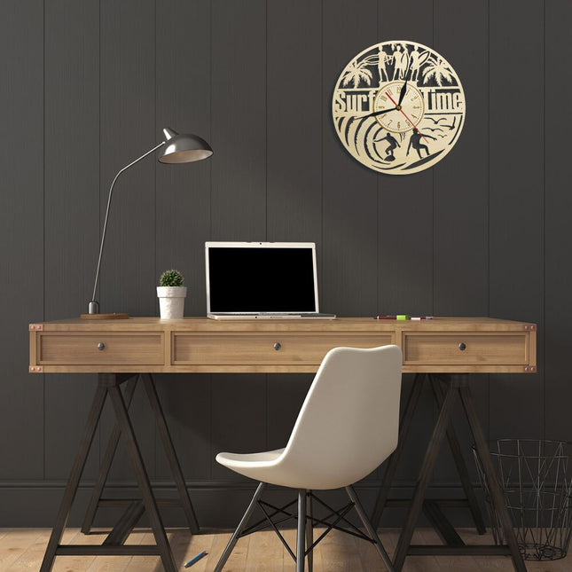 Wanduhr aus Holz mit Surfmotiv
