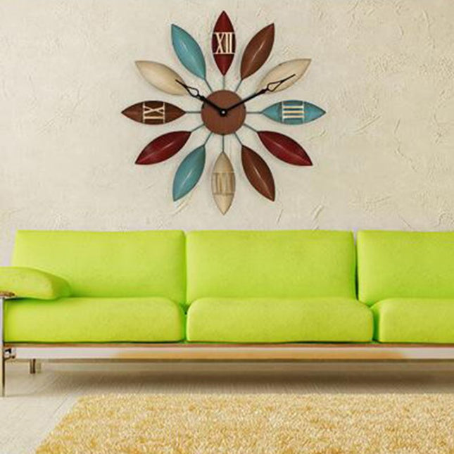 Dekorative Wanduhr in Blätterform Metall