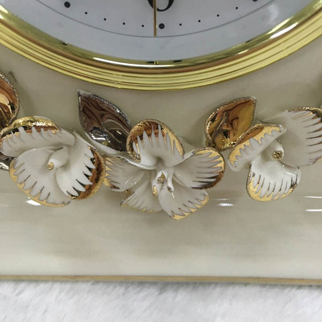 Weiße klassische Tischuhr mit Golddekor