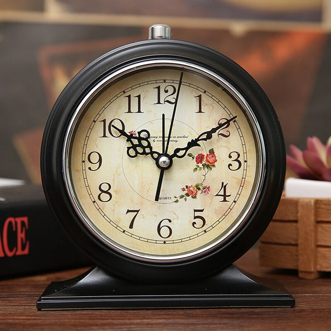 Klassische Tischuhr mit Eiffelturm-Motiv