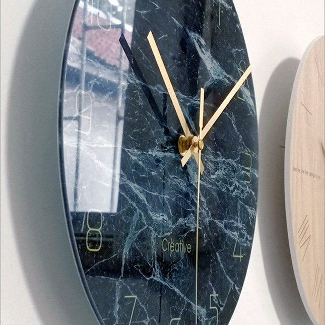 Runde Wanduhr in blauer Marmor-Optik