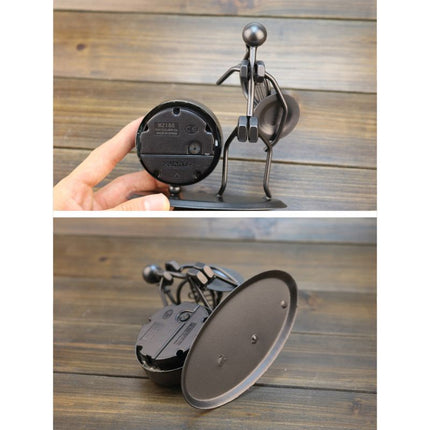 Tischuhr mit Musiker-Figur aus Eisen