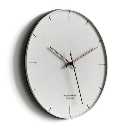 Minimalistische graue Wanduhr schlichtes Design