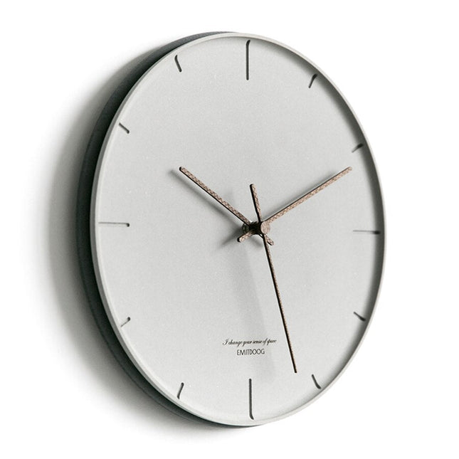 Minimalistische graue Wanduhr schlichtes Design