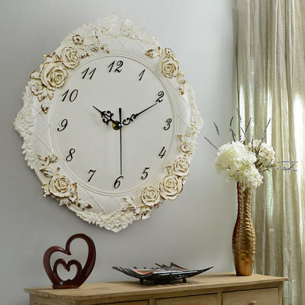 Barocke Wanduhr mit filigranen Rosen
