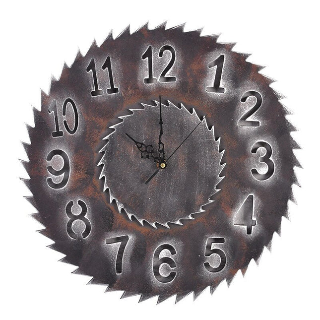 Wanduhr im Sägeblatt-Design für Werkstatt